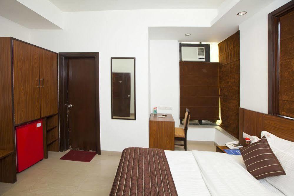Treebo Mall View, Dlf Phase II Gurgaon Luaran gambar